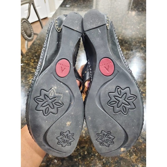 Clarks Artisan Collection Women's Black Leather Upper T-strap Wedge Sandals 8M - Picture 11 of 12